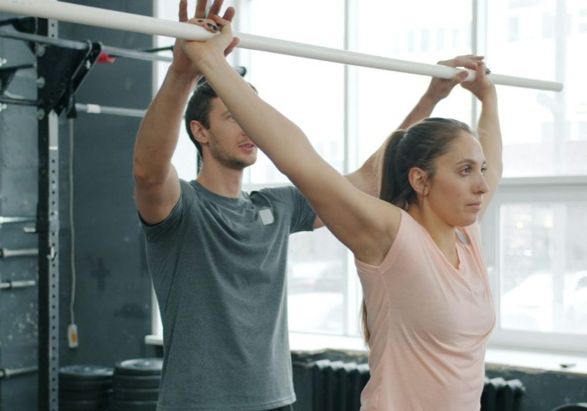 personlig-trener-som-hjelper-kunde-med-trening